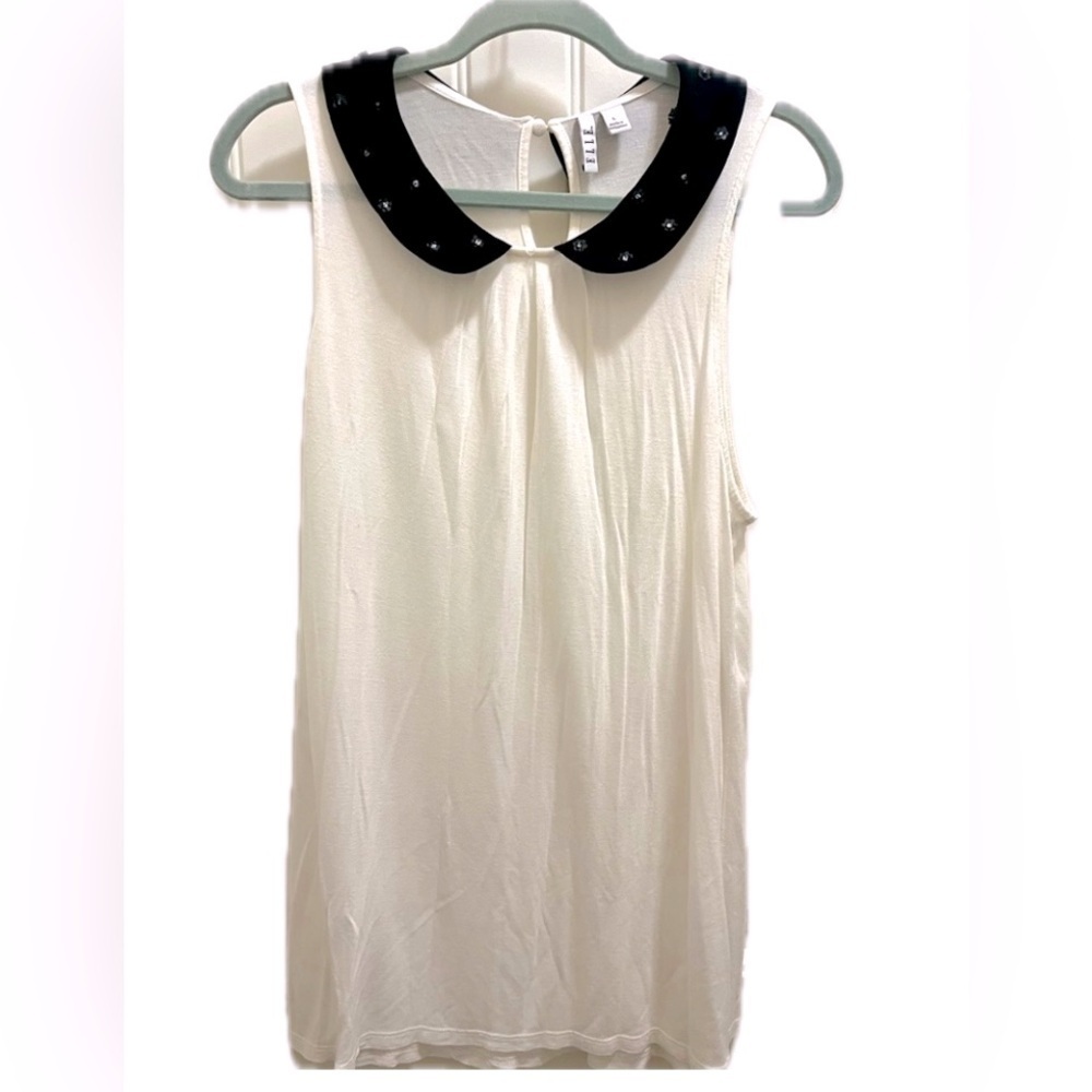 Elle Sleeveless Blouse With Flower Accents on Black Collar